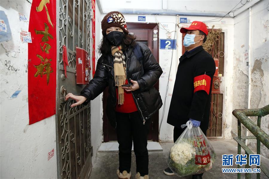 (习近平致敬的战“疫”英雄·社区工作者篇·图文互动)(6)他们,坚守一线战风雨